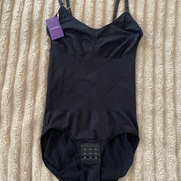 Shapermint Black Scoop Neck Bodysuit - Picture 2 of 3